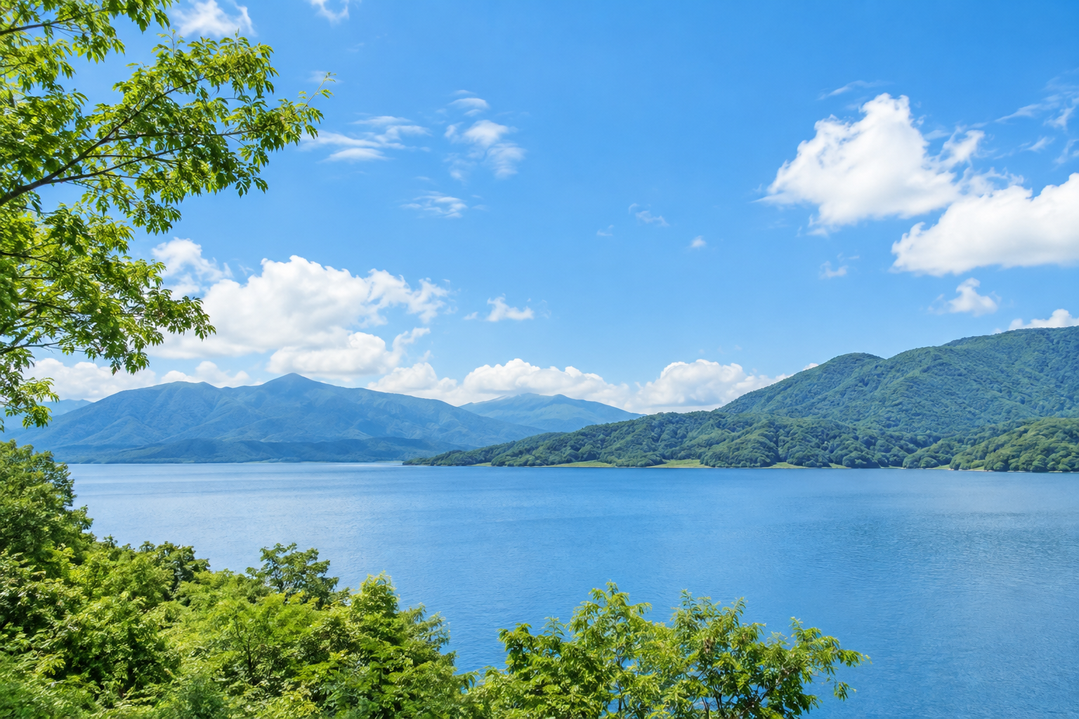 湖と山々が広がる自然の風景
